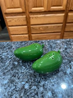 Vintage Green Chili Peppers Salt & Pepper Shakers.  Size approximately 1 1/2 inches tall and 3 1/2 inches long.  Preowned good condition.  Has been on