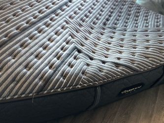 Beautyrest BLACK KING MATTRESS