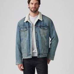 Levi’s Type III Sherpa Trucker Jacket – Medium-Light Vintage Wash, Medium