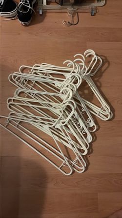 20 plastic clothes hangers