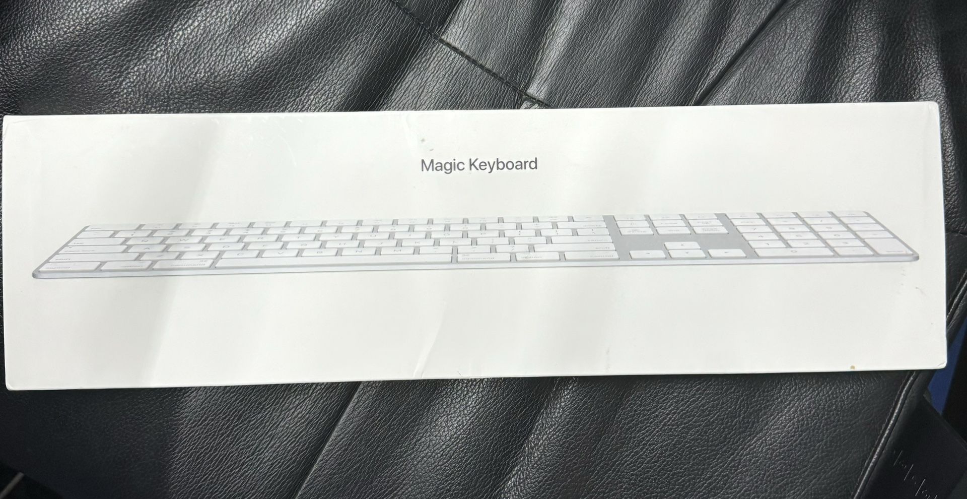 Apple Magic Keyboard with Numeric Keypad: Wireless, Bluetooth, Rechargeable. Works with Mac, iPad, or iPhone; US English - White 