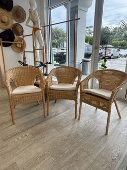 Tres sillas y una mesa