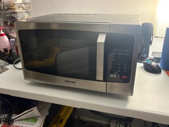 TOSHIBA - 900w Countertop microwave - READ DESCRIPTION -
