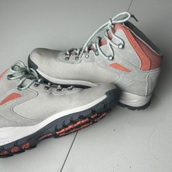 Women’s Columbia Hiking Shoes EUC Size 10