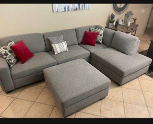 DELIVERY AVAILABLE 🚛! Beautiful Grey sectional couch from COSTCO LIKE NEW