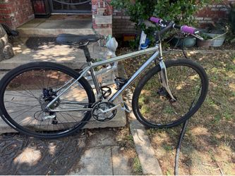 Specialized aluminum bike 700 C tires with back disc brakes in great shape