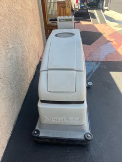 Floor scrubber machine