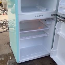 Insignia Mini fridge 