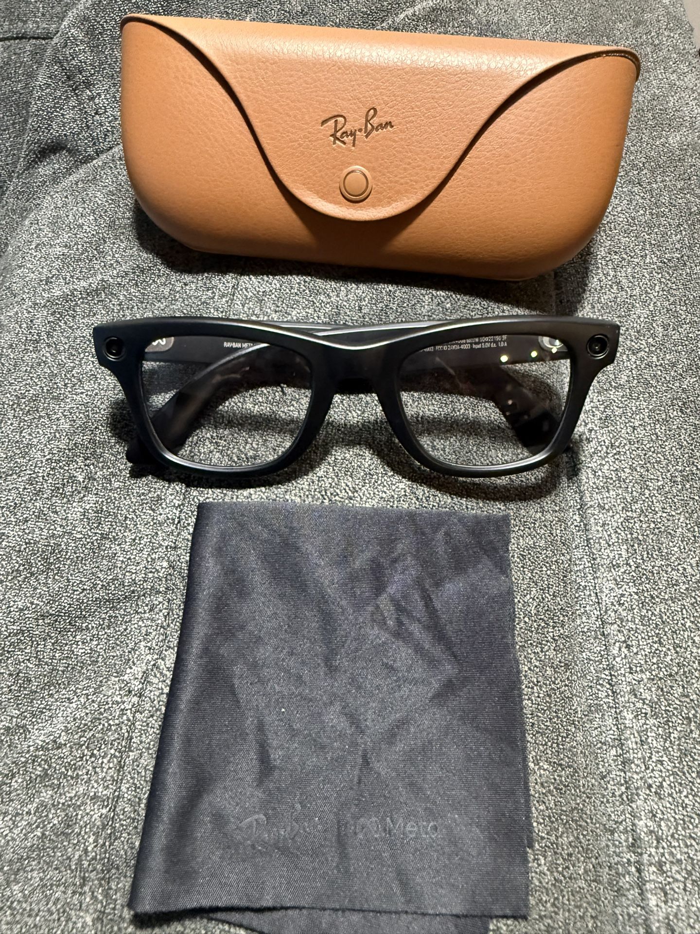 Ray-Ban Meta Wayfarer (Gen 1) – Standard Size Matte Black Frame with Clear to Graphite Green Transition Lenses
