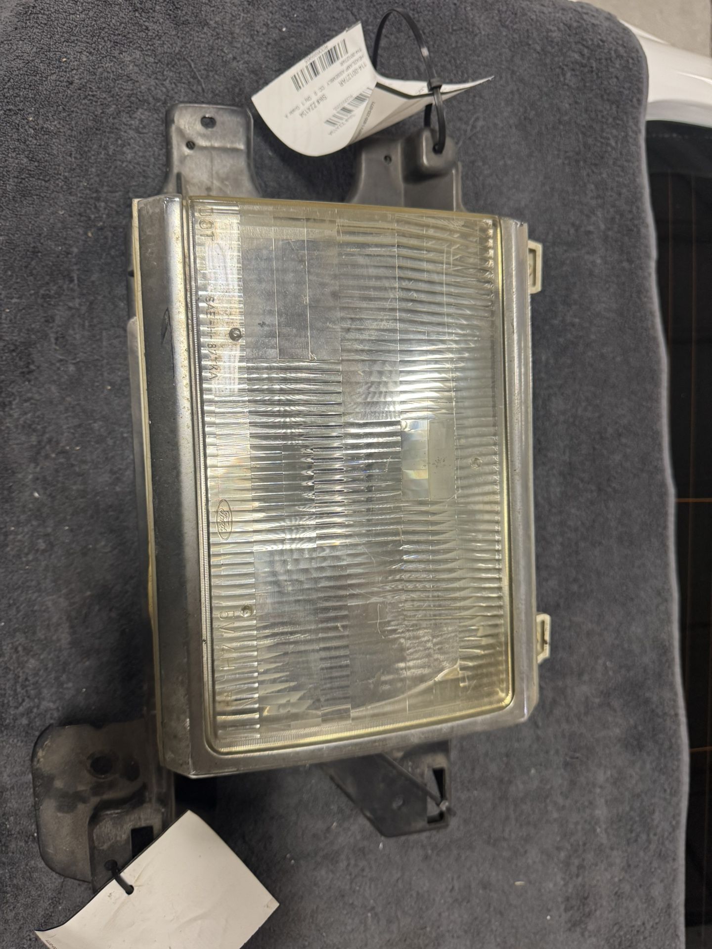 1990 Ford Bronco RH Headlamp Assembly Part Number - 114-00127AR