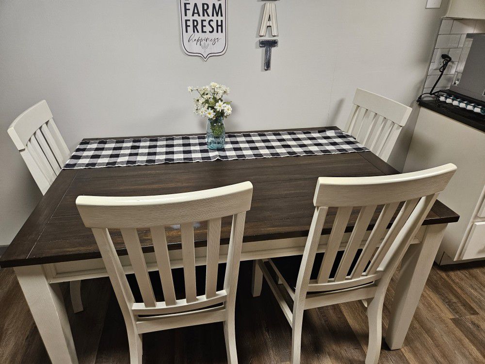 Farmhouse Kitchen Table & Chairs