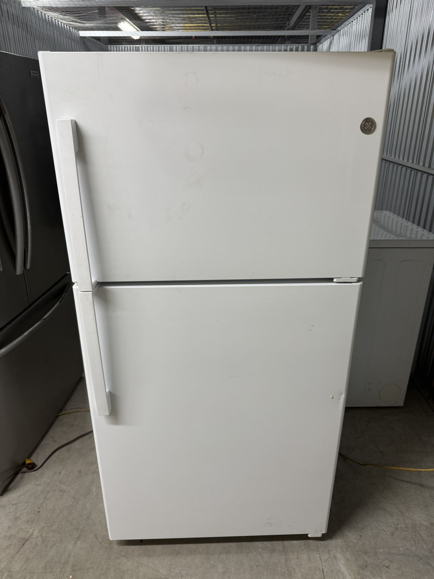 Ge 33 Inch Fridge Like New !!