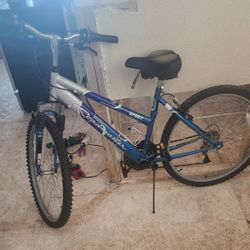 Womens 18 Speed Roadmaster Sport Mountain Bike.