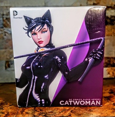 Cat woman DC Comics Super Heroes • DC Collectables . Hand Sculpted Cold Cast Porcelain • Designed By / Concrete Par Jim Lee •