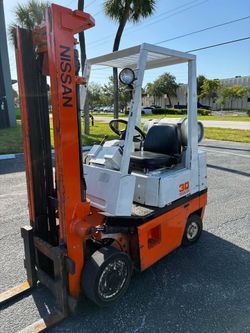 Nissan 30  Propane forklift