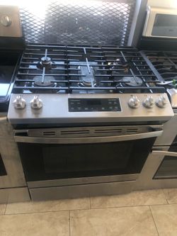 GE slide in gas range with 90 day warranty only $499