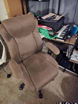 Comfy adjustable office chair