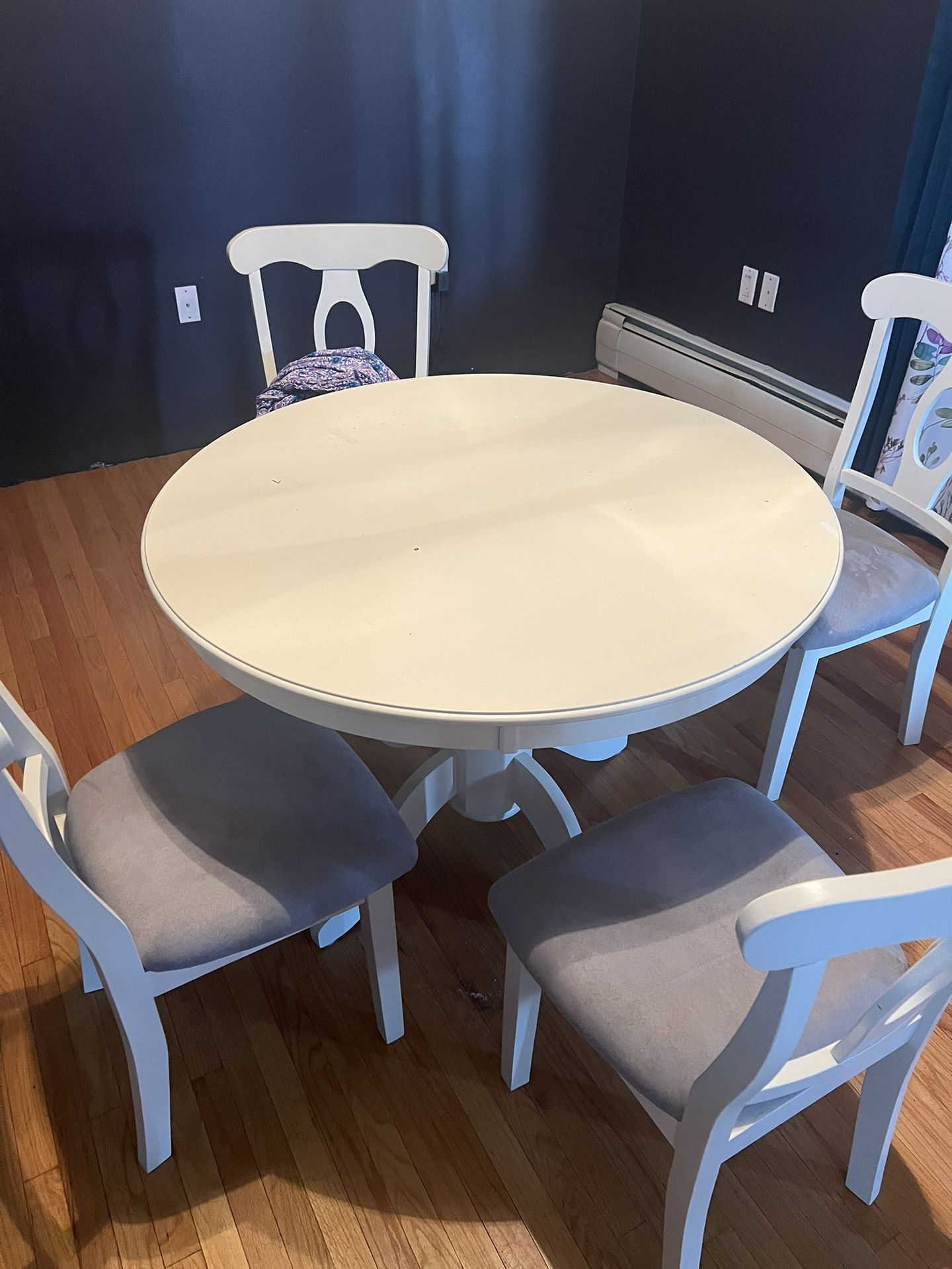 Round Dining Room Table & Chairs 