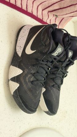 Kyrie 4 tb black/white noir/black and white