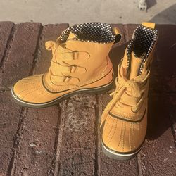 Sorel Waterproof Mustard Yellow Duck Boots Women’s Size 6.5 – Bear Logo Winter Snow Boots w/ Polka Dot Lining