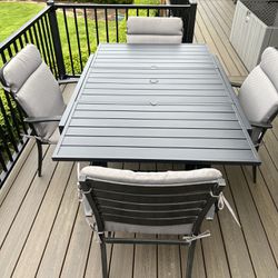 Pending/ Patio Table With 4 Chairs 