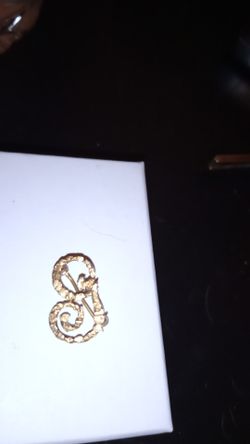 24 kt gold nuggets on a letter g broch that's 10kt