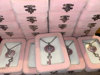 25 Heart & Key Necklaces new in boxes 17”