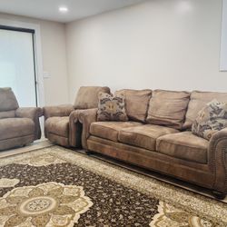 Full set Recliners & couch Larkinhurst Queen Sofa