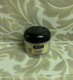 Identity totally pomade