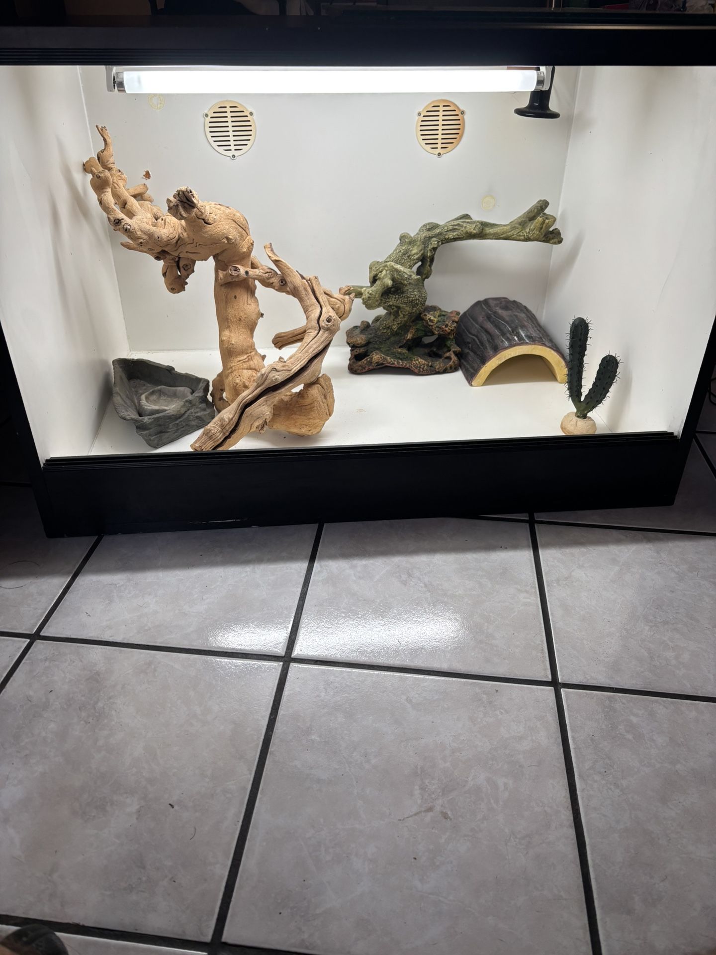 Large Reptile Enclosure With Accessories, Heater , Lamp, UVB Bulb, Tank 3ft x 2ft Bearded Dragon Etc 