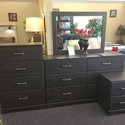 Belachime Black 5 Pcs Bedrooms Sets Queen or King Beds Dressers Nightstands Mirrors and Chests Finance and Delivery Available 