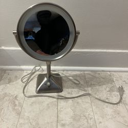 Double-sided magnifying mirror with lighti