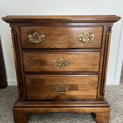 Vintage Solid Wood 3-Drawer Nightstand - Classic Look