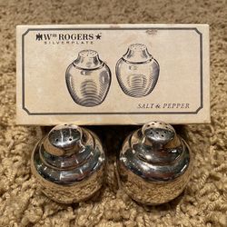 Wm Rogers Vintage Silverplate Salt And Pepper Shakers