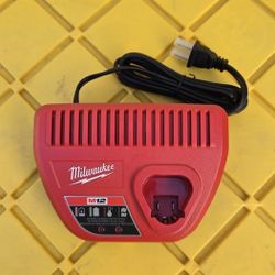 Milwaukee
M12 12- volt Lithium-Ion Battery Charger
