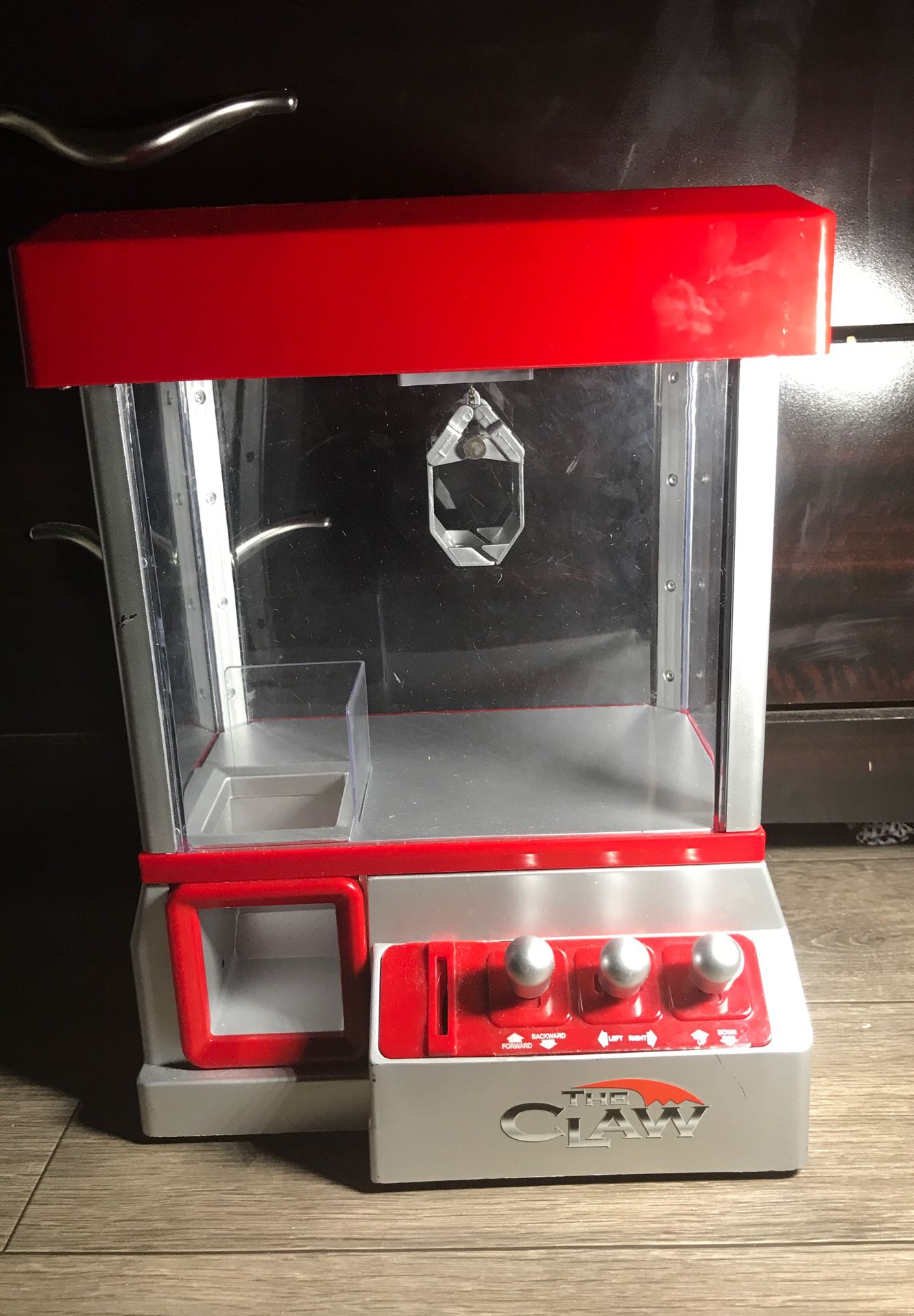 Mini claw machine [ takes real coins ] battery’s included