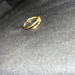 WOMANS GOLD RING