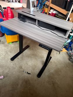 Lifting desk