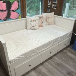 IKEA HEMNES Day Bed - Read Description