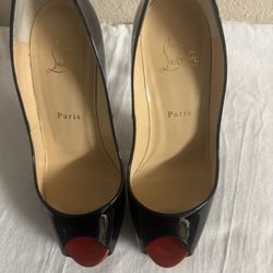 Christian Louboutin ladies heels size 8 1/2 red bottom does never worn. New in the box. 