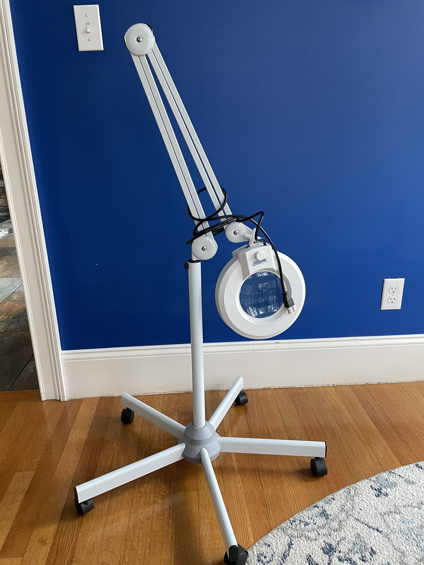 8X Magnifying Glass With Light And Stand