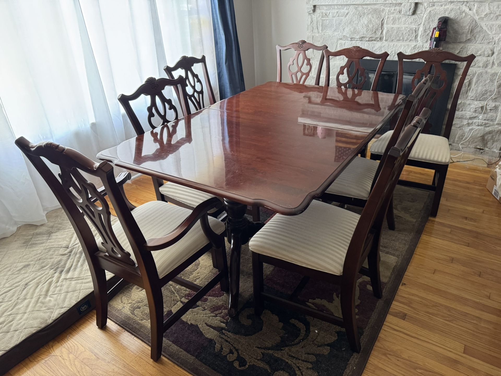 Dining Room Table + 8 Chairs and 2 Leafs