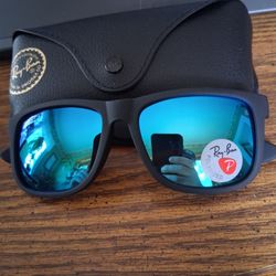 RAY BAN JUSTIN'S WITH BLACK RUBBERIZED FRAME AND BLUE MIRROR LENSES. 