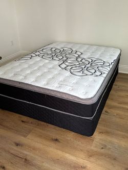 Queen Size Mattress Pillow Top 12"    new Mattress in a plastic sealed