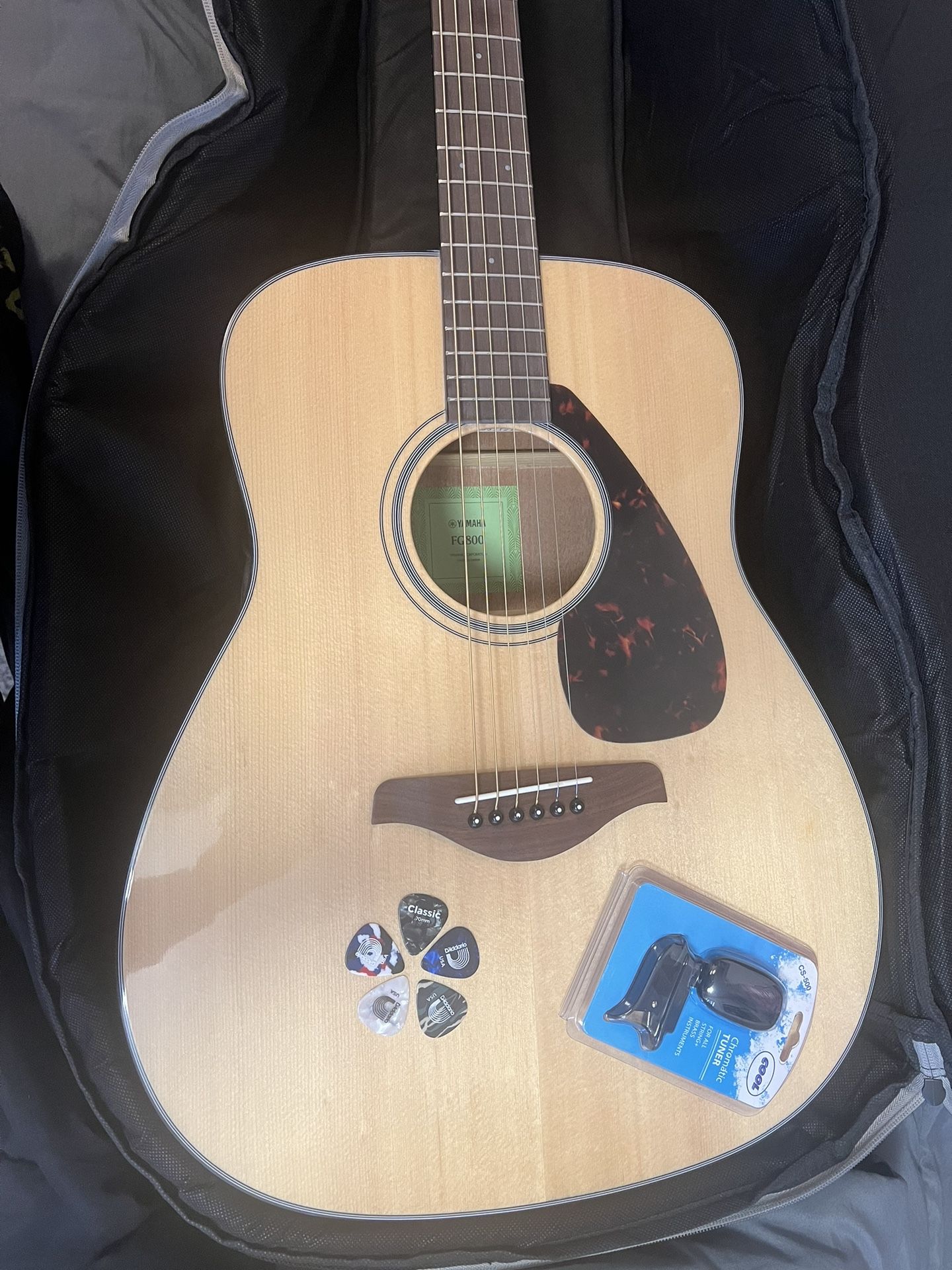 BRAND NEW ACOUSTIC GUITAR with accessories 