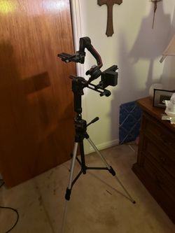 DJI RS 2 3 - axis camera stabilizer w/ mount