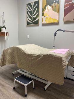 hydraulic esthetics table  FREE TOPPER INCLUDED