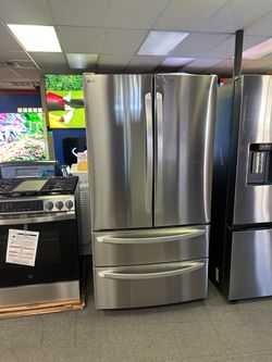 LG French Door Refrigerator 4 Door With Ice Maker & Water Dispenser