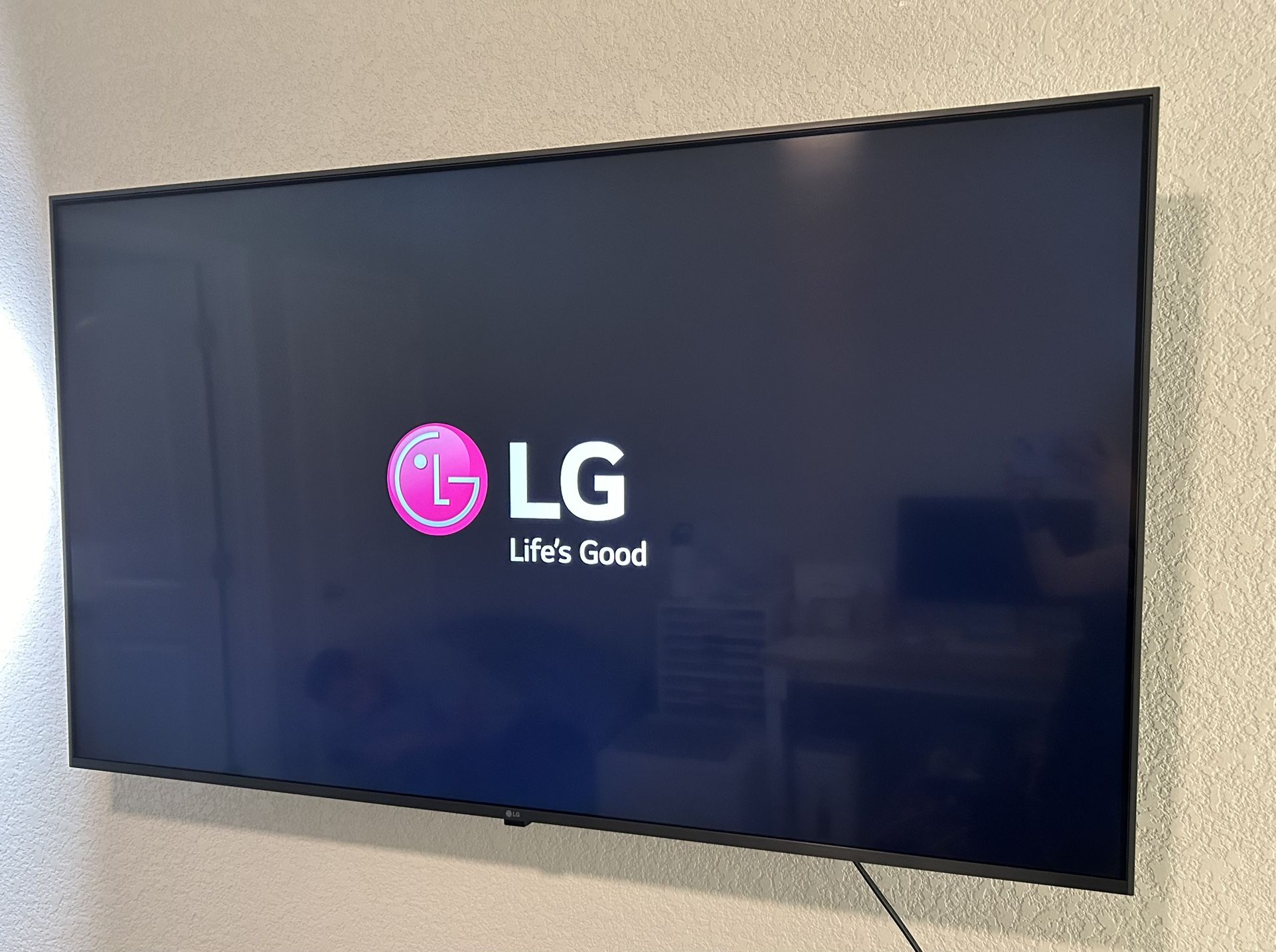 LG UHD 50-inch 4K Smart TV with AI ThinQ® + USX Full Motion Wall Mount