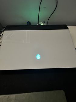 Alienware m17 R3 Gaming Laptop RTX 2070 Super + Alienware Mouse